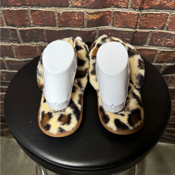 Muk Luks Fuzzy Leopard Thong Sanda - Picture 3 of 7